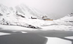 Imagini spectaculoase din Transfăgărășan: Ninge ca în poveste. Circulația este închisă (VIDEO)
