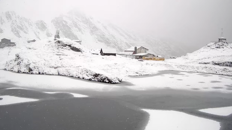 Imagini spectaculoase din Transfăgărășan: Ninge ca în poveste. Circulația este închisă (VIDEO)