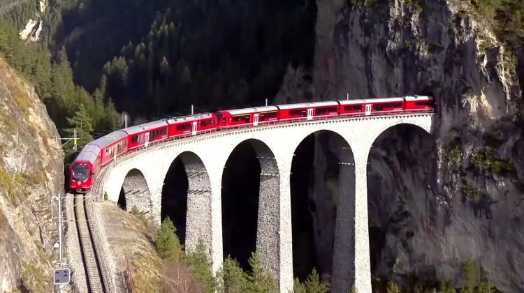 VIDEO Cum arată și unde circulă cel mai lung tren de pasageri din lume. Garnitura are aproape doi kilometri