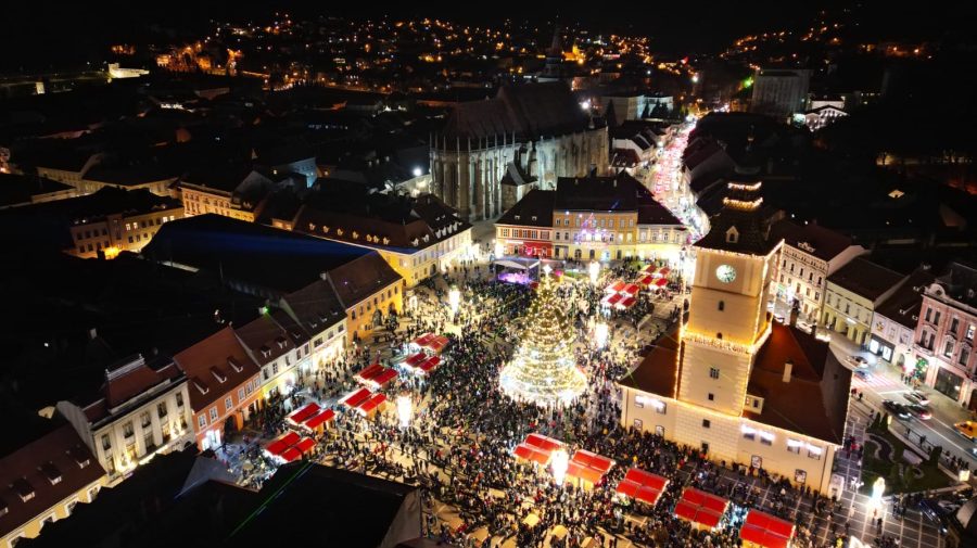 (FOTO) Brașov a îmbrăcat straie de sărbătoare! S-au aprins luminițele de Crăciun