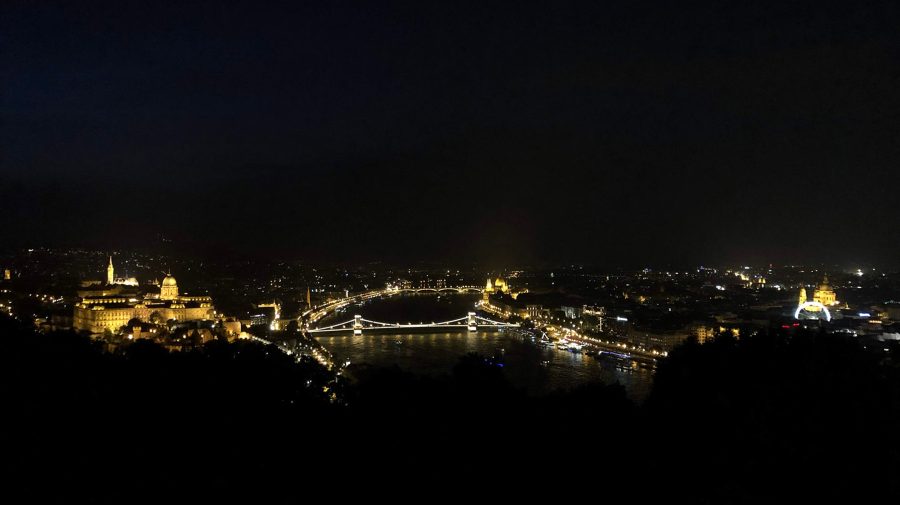 Budapesta, întunecată și mohorâtă din cauza lipsei de iluminat decorativ, respinge turiștii