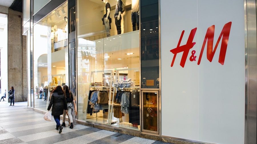 Mai mulți angajați H&M din Spania vor primi un bonus de 500 de euro