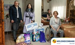 Moldindconbank a oferit daruri în prag de Revelion pentru două surori imobilizate la pat