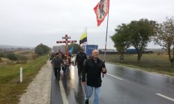 „Război sfânt și rugăciuni pentru țar”. Steagul Novorusiei a fost plimbat pe străzile din Găgăuzia