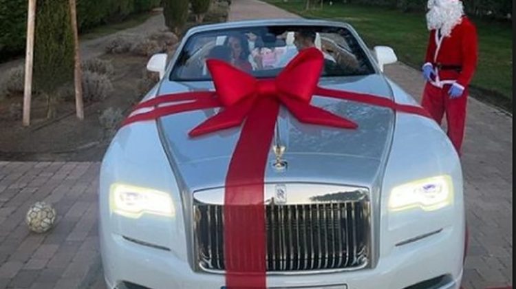 Bogații lumii se răsfață cu bijuterii pe patru roți de Crăciun: Iubita lui Ronaldo i-a făcut cadou un Rolls Royce