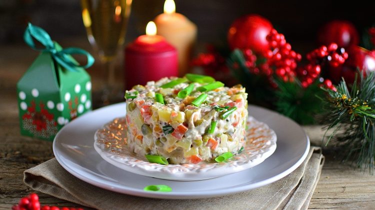 Simbolul mesei de Revelion – salata Olivie! Cât costă să o gătești