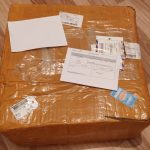 Lovitură pentru cumpărătorii online. TVA pe coletele mici vine din toamnă