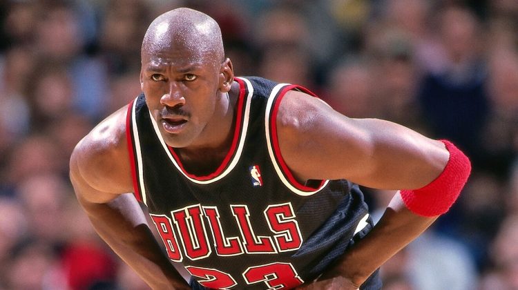 O pereche de adidași purtați de steaua baschetului mondial – Michael Jordan a fost vândută cu o sumă imensă