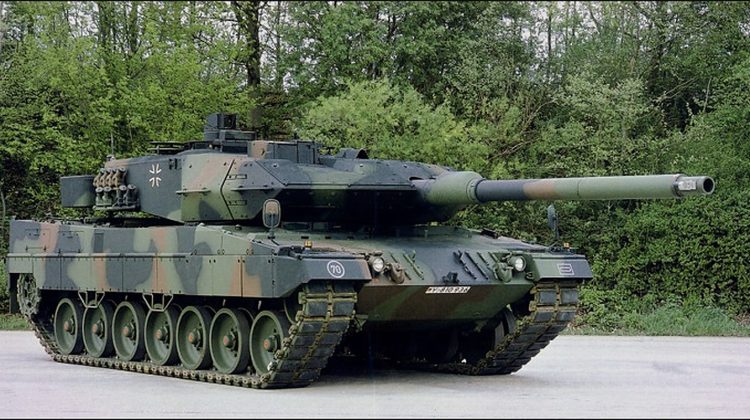 Ucraina primește Abrams și Leoparzi, rușii atacă în stilul lor: Au adus pe front tancuri gonflabile care s-au dezumflat