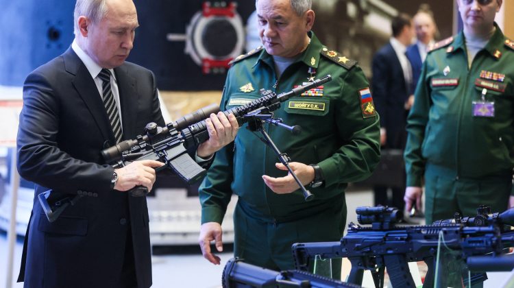 Putin laudă producția de război a Rusiei: Este comparabilă cu cea mondială