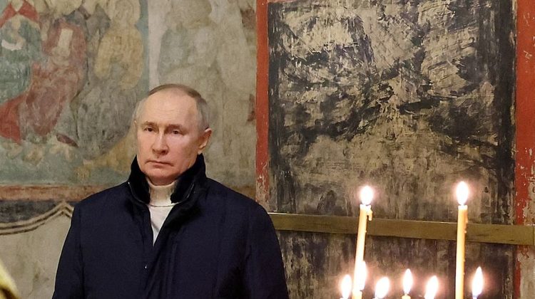 VIDEO Putin ia parte singur la slujba din Ajunul Crăciunului. Cum și-a făcut apariția