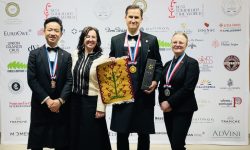 TOP 3 cei mai buni somelieri din lume au primit în dar vinuri moldovenești și covoare „Pomul Vieții”
