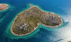 Cadoul perfect de Ziua Îndrăgostiţilor: Insula Galesnjak, din Croaţia, are formă de inimă şi preţuri care înţeapă inima