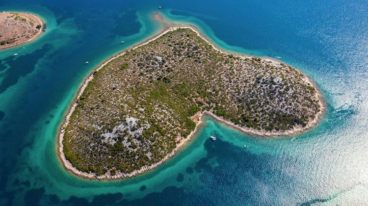 Cadoul perfect de Ziua Îndrăgostiţilor: Insula Galesnjak, din Croaţia, are formă de inimă şi preţuri care înţeapă inima