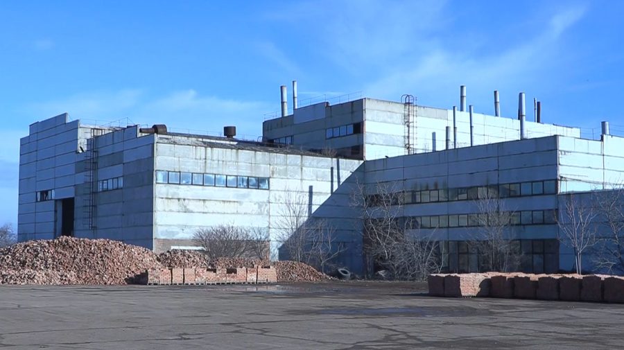 Fabrica de cărămidă de la Tiraspol își pornește la turații maxime cuptoarele. Cea de la Chișinău, cu lacătul pe ușă