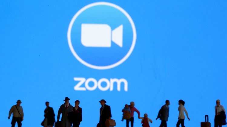 Gigantul Zoom concediează 15% din angajaţi şi reduce drastic compensaţia pentru CEO