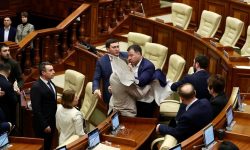 VIDEO Bătaie ca în filme în Parlament. Socialiștii și comuniștii au sărit cu pumnii din cauza proiectului limbii române