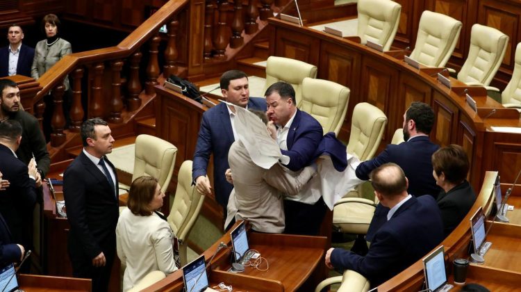VIDEO Bătaie ca în filme în Parlament. Socialiștii și comuniștii au sărit cu pumnii din cauza proiectului limbii române