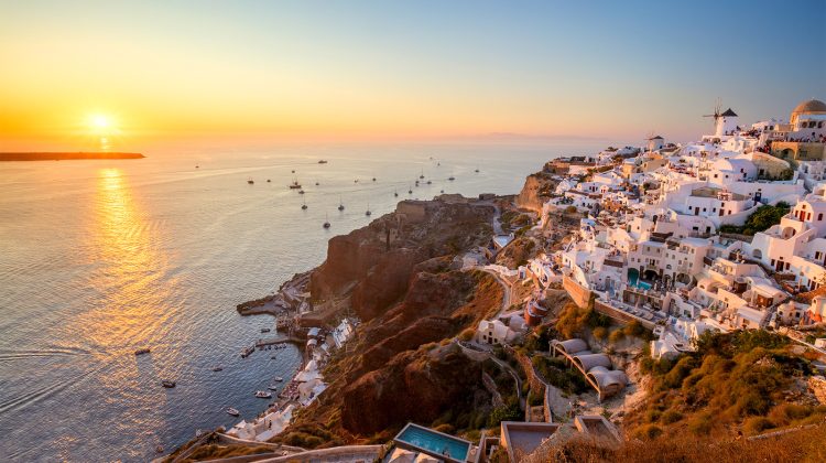 Vacanță în Grecia: Ia avânt închirierea pe Airbnb de spații de cazare în peșteri și case din copaci