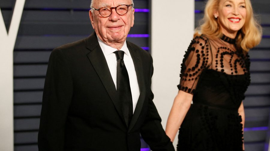 Cine este miliardarul care tocmai s-a logodit pentru a şasea oară la 92 de ani