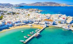 Mafia imobiliarelor din Mykonos: Arheologul care emite autorizații de construcție pe insulă, bătut crunt