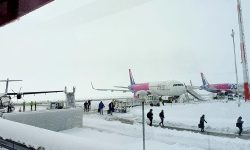 Iarna din aprilie a răvășit aeroportul preferat de moldoveni de la graniță! Zborurile, date peste cap