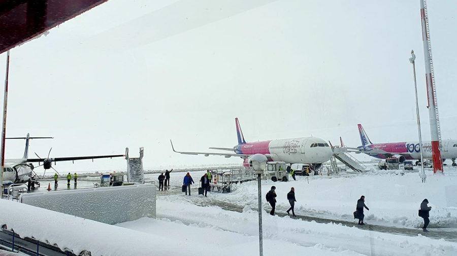 Iarna din aprilie a răvășit aeroportul preferat de moldoveni de la graniță! Zborurile, date peste cap