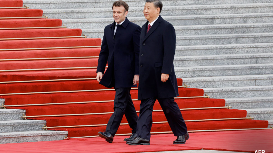 The Telegraph: „Secretul murdar” din spatele plecăciunilor lui Macron în fața Chinei