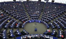 Viața nevăzută a europarlamentarilor: Petreceri stropite din belșug cu alcool și un deputat luat la pumni