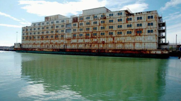 Închisori plutitoare? Londra cumpără vapoare și barje pentru imigranți