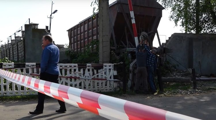 VIDEO Un mecanic de la Bălți și-a închipuit că e la cârma unui tren de mare viteză și a intrat în zid cu vagonul