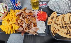 VACANȚĂ! Cât cheltuie trei adulți pentru un prânz în Grecia