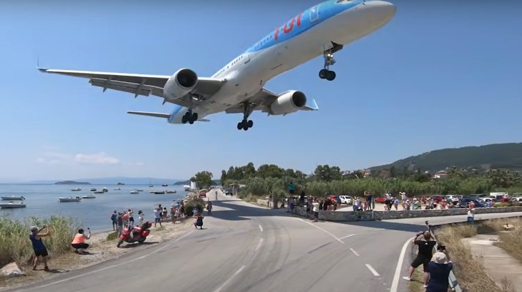 Un aeroport din Grecia, inclus în topul celor mai periculoase din lume. Avioanele zboară deasupra capetelor oamenilor