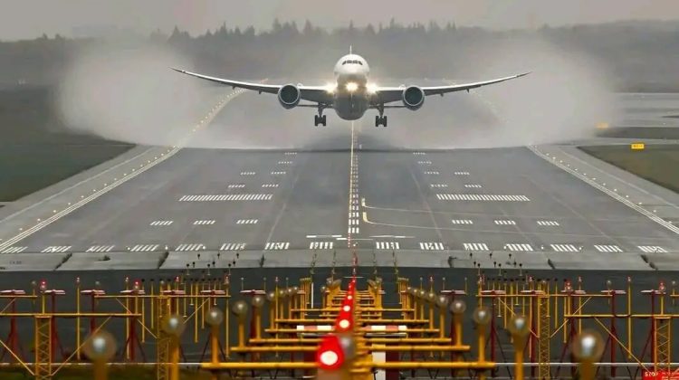 Concurență mare pentru zborul cu avionul! Un aeroport de la granița cu Moldova îi suflă în ceafă celui de la Chișinău