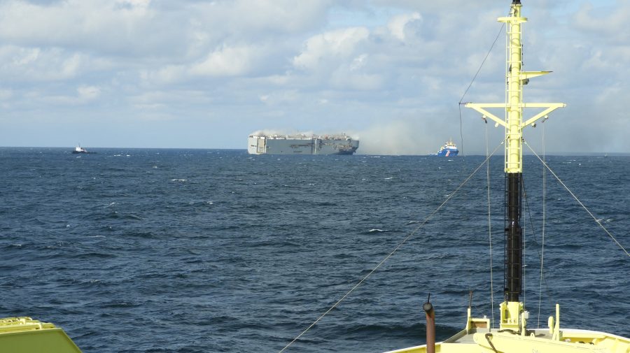 VIDEO Cargoul care arde în largul coastelor Olandei are la bord cu peste 900 de mașini mai multe decât se știa