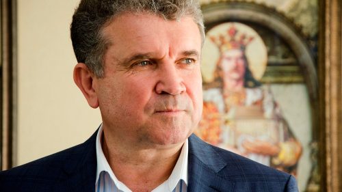 Imperiul parfumerului milionar miroase a probleme! Au fost depistate substanțe interzise