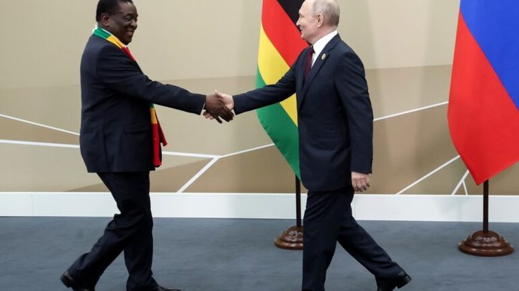 Putin i-a făcut cadou un elicopter prezidențial omologului din Zimbabwe