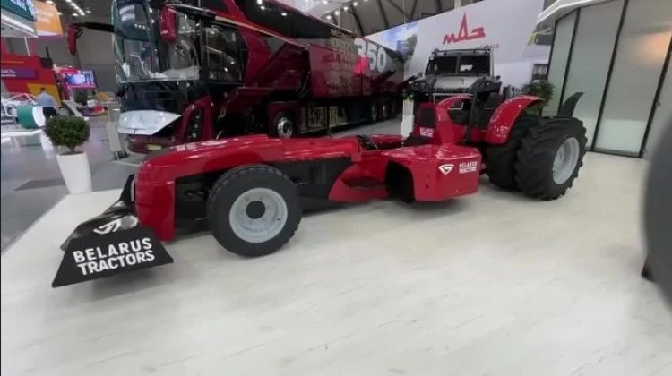 VIDEO Belarusul construiește un tractor ciudat, capabil să gonească cu 320 km/h