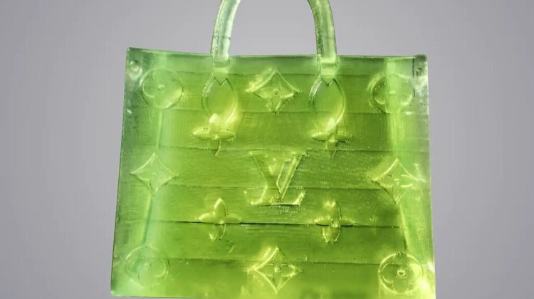 O geantă Louis Vuitton microscopică și contrafăcută, mai mică decât un bob de sare, a fost vândută cu 63.750 de dolari