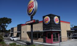 Burger King spune că roșiile „au plecat în vacanță” din cauza inflației și cere înțelegere