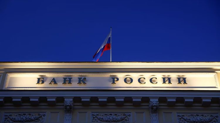 Rubla rusească, cădere dramatică! Banca centrală încearcă să o salveze și majorează dobânda cheie la 12%