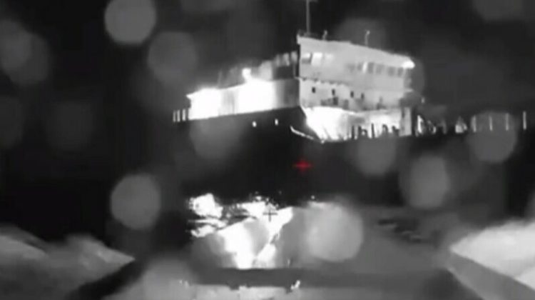 VIDEO Petrolier rusesc lovit de drone ucrainene în zona care leagă Crimeea de Rusia
