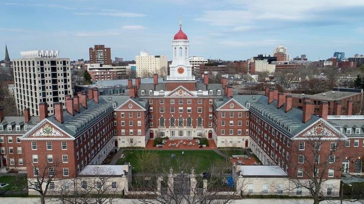 Ultra-bogații plătesc consultanți de top pentru a-și înscrie copiii la Harvard