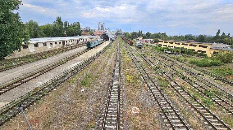 Se modernizează o cale ferată de coșmar, pe care se circulă mai prost decât în fosta URSS