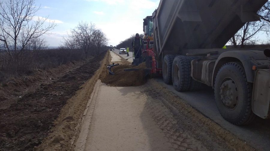 După 4 ani în care construiesc un drum cu frâna de mână trasă, Administrația de la Drumuri anunță o nouă licitație