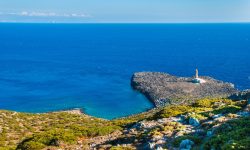 Ofertă de nerefuzat! Insula idilică din Grecia unde primești 18.000 de euro dacă te muți