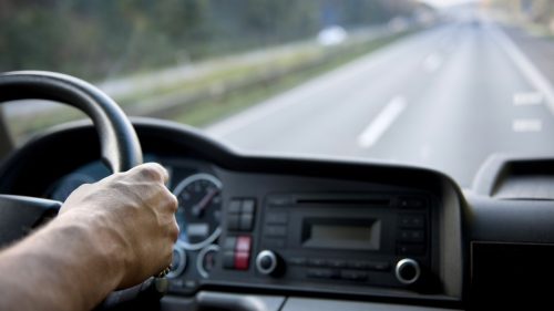 Adio viteză! Bruxelles-ul vrea mașini care nu te mai lasă să apeși accelerația