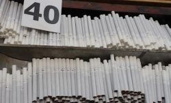 VIDEO Moldovenii care fabricau țigări „made in Cehia” le vindeau localnicilor. Polițiștii sunt șocați de captură