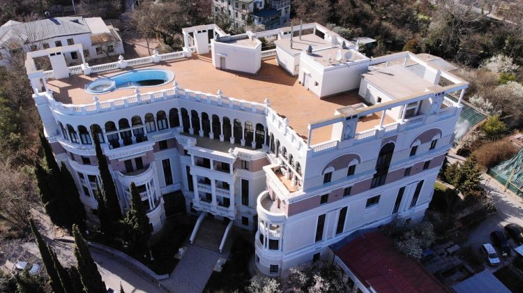 Rușii au vândut la licitație apartamentul de lux deținut de Volodimir Zelenski în Crimeea. Suma cu care s-a vândut