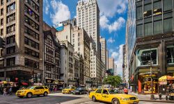 Fifth Avenue din New York e cea mai scumpă arteră comercială din lume. Prețul chiriilor, năucitor – 1 700 de euro/lunar